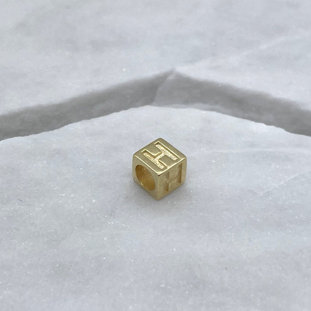 Goldwürfel, Charm, Buchstaben, personalisierbar, 14 Karat Gold – PAULA